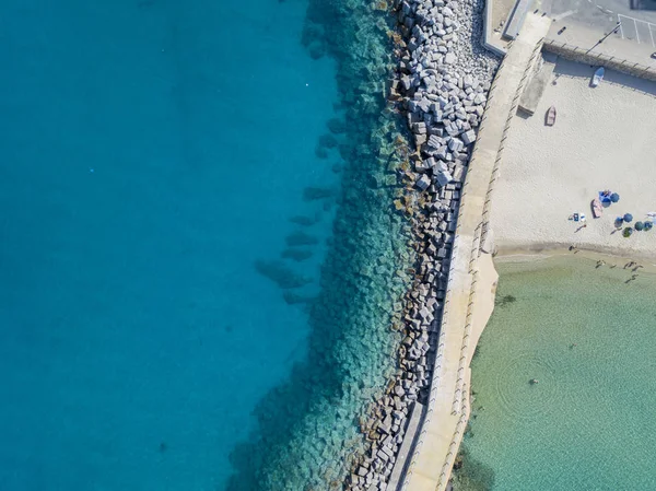 Bir iskele taş ve kayalar ile hava görünümünü denizde. Pizzo Calabro, panoramik yukarıdan iskele. Yaz deniz ve Turizm Güney İtalya Calabrian kıyılarında. Calabria, İtalya