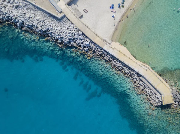 Bir iskele taş ve kayalar ile hava görünümünü denizde. Pizzo Calabro, panoramik yukarıdan iskele. Yaz deniz ve Turizm Güney İtalya Calabrian kıyılarında. Calabria, İtalya