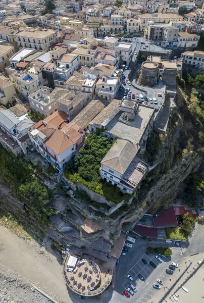 Veduta aerea di Pizzo Calabro, molo, castello, Calabria, turismo Italia. Vista panoramica sulla cittadina di Pizzo Calabro in riva al mare. Case sulla roccia. Sulla scogliera si erge il castello aragonese — Foto Stock