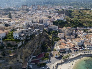 Pizzo Calabro, iskele, kale, hava görünümünü Calabria, turizm İtalya. Panoramik bir küçük kasaba, Pizzo Calabro denizin kenarında. Taş evler. Cliff üzerinde Aragonca kalenin standları