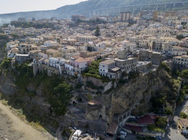 Pizzo Calabro, iskele, kale, hava görünümünü Calabria, turizm İtalya. Panoramik bir küçük kasaba, Pizzo Calabro denizin kenarında. Taş evler. Cliff üzerinde Aragonca kalenin standları