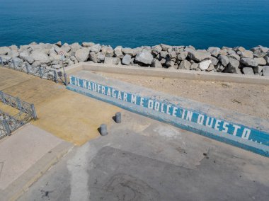 İskele ve yazılı: ve naufragar bu deniz, hava görünümünü de tatlı. Şiir: Giacomo Leopardi Infinity
