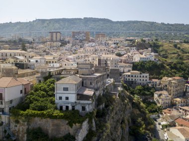 Pizzo Calabro, iskele, kale, hava görünümünü Calabria, turizm İtalya. Panoramik bir küçük kasaba, Pizzo Calabro denizin kenarında. Taş evler. Cliff üzerinde Aragonca kalenin standları