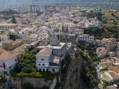 Pizzo Calabro, iskele, kale, hava görünümünü Calabria, turizm İtalya. Panoramik bir küçük kasaba, Pizzo Calabro denizin kenarında. Taş evler. Cliff üzerinde Aragonca kalenin standları