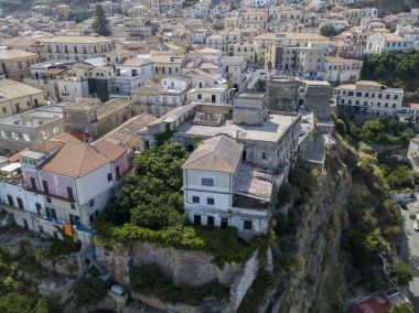 Pizzo Calabro, iskele, kale, hava görünümünü Calabria, turizm İtalya. Panoramik bir küçük kasaba, Pizzo Calabro denizin kenarında. Taş evler. Cliff üzerinde Aragonca kalenin standları