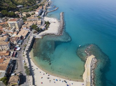 Bir iskele taş ve kayalar ile hava görünümünü denizde. Pizzo Calabro, panoramik yukarıdan Pier. 