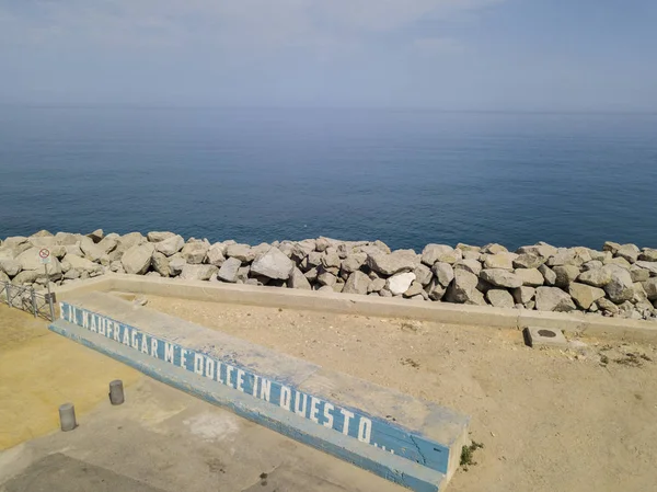 Pier und geschrieben: und der naufragar ist süß in diesem Meer, Luftaufnahme. Es ist aus der Poesie: die Unendlichkeit des Giacomo Leopardi — Stockfoto