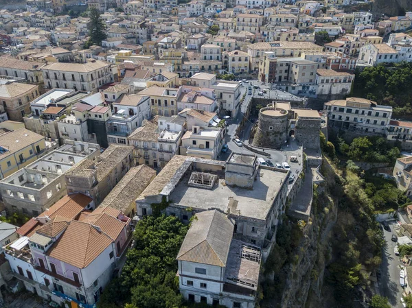 Pizzo Calabro, iskele, kale, hava görünümünü Calabria, turizm İtalya. Panoramik bir küçük kasaba, Pizzo Calabro denizin kenarında. Taş evler. Cliff üzerinde Aragonca kalenin standları