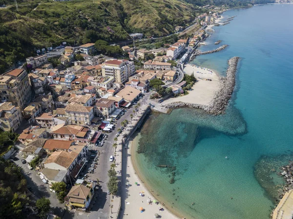 Bir iskele taş ve kayalar ile hava görünümünü denizde. Pizzo Calabro, panoramik yukarıdan Pier. 
