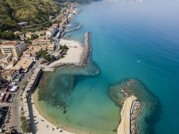 Bir iskele taş ve kayalar ile hava görünümünü denizde. Pizzo Calabro, panoramik yukarıdan Pier. 