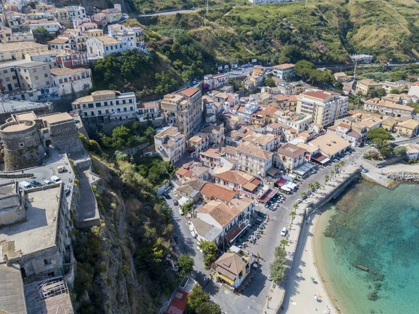 Aerial view of Pizzo Calabro, pier, castle, Calabria, tourism Italy. Panoramic view of the small town of Pizzo Calabro by the sea. Houses on the rock. On the cliff stands the Aragonese castle — Stock Photo, Image