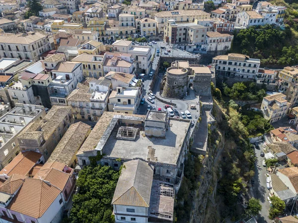 Vista aérea de Pizzo Calabro, muelle, castillo, Calabria, turismo Italia. Vista panorámica de la pequeña ciudad de Pizzo Calabro junto al mar. Casas en la roca. En el acantilado se encuentra el castillo aragonés — Foto de Stock