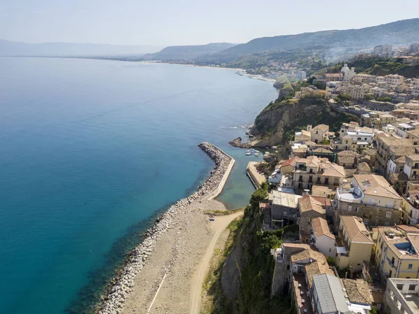 Vista aérea de Pizzo Calabro, muelle, castillo, Calabria, turismo Italia. Vista panorámica de la pequeña ciudad de Pizzo Calabro junto al mar. Casas en la roca —  Fotos de Stock