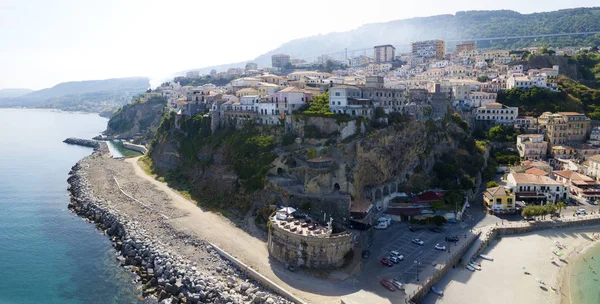 Luchtfoto van Pizzo Calabro, pier, kasteel, Calabrië, Toerisme Italië. Panoramisch zicht van de kleine stad van Pizzo Calabro door de zee. Huizen op de rots. Staat het Aragonese kasteel op de klip — Stockfoto