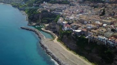 Pizzo Calabro, iskele, kale, hava görünümünü Calabria, turizm İtalya. Panoramik bir küçük kasaba, Pizzo Calabro denizin kenarında. Taş evler. Cliff üzerinde Aragonca kalenin standları