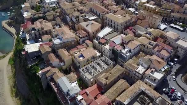 Luchtfoto van Pizzo Calabro, pier, kasteel, Calabrië, Toerisme Italië. Panoramisch zicht van de kleine stad van Pizzo Calabro door de zee. Huizen op de rots. Staat het Aragonese kasteel op de klip — Stockvideo