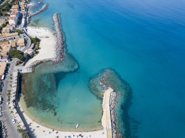 Kano, tekneler ve şemsiye ile bir plaj havadan görünümüdür. Pizzo Calabro, panoramik yukarıdan iskele. Yaz deniz ve Turizm Güney İtalya Calabrian kıyılarında. Calabria, İtalya