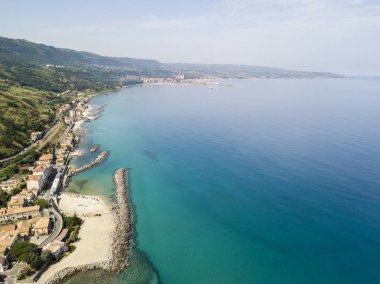 Kano, tekneler ve şemsiye ile bir plaj havadan görünümüdür. Pizzo Calabro, panoramik yukarıdan iskele. Yaz deniz ve Turizm Güney İtalya Calabrian kıyılarında. Calabria, İtalya