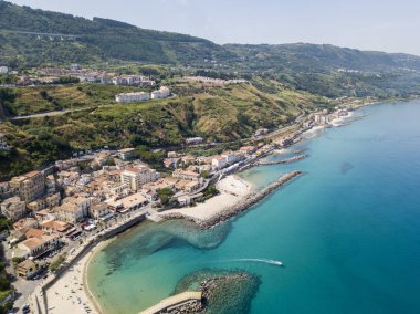 Kano, tekneler ve şemsiye ile bir plaj havadan görünümüdür. Pizzo Calabro, panoramik yukarıdan iskele. Yaz deniz ve Turizm Güney İtalya Calabrian kıyılarında. Calabria, İtalya
