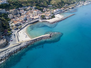 Kano, tekneler ve şemsiye ile bir plaj havadan görünümüdür. Pizzo Calabro, panoramik yukarıdan iskele. Yaz deniz ve Turizm Güney İtalya Calabrian kıyılarında. Calabria, İtalya