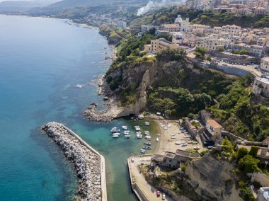 Havadan görünümü Pizzo Calabro, Calabria, İtalya. Rock, liman ve İskele demirli deniz araçları ile evler.