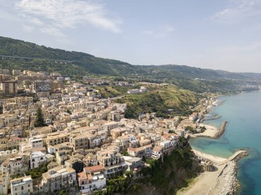 Havadan görünümü Pizzo Calabro, Calabria, İtalya. Rock, liman ve İskele demirli deniz araçları ile evler.