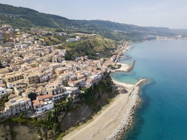 Havadan görünümü Pizzo Calabro, Calabria, İtalya. Rock, liman ve İskele demirli deniz araçları ile evler.