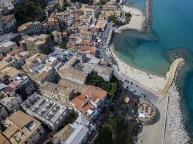 Pizzo Calabro, iskele, kale, hava görünümünü Calabria, turizm İtalya. Panoramik bir küçük kasaba, Pizzo Calabro denizin kenarında. Taş evler. Cliff üzerinde Aragonca kalenin standları