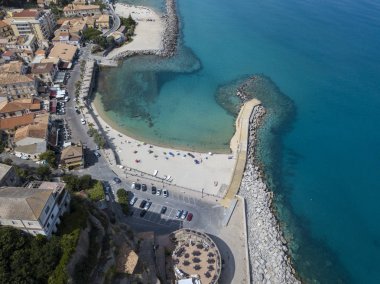 Kano, tekneler ve şemsiye ile bir plaj havadan görünümüdür. Pizzo Calabro, panoramik yukarıdan iskele. Yaz deniz ve Turizm Güney İtalya Calabrian kıyılarında. Calabria, İtalya