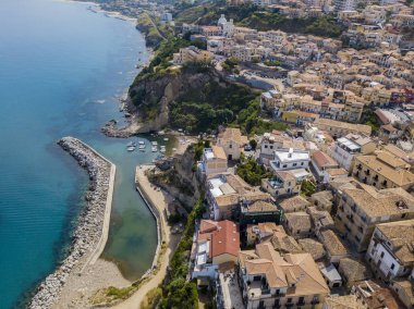 Havadan görünümü Pizzo Calabro, Calabria, İtalya. Rock, liman ve İskele demirli deniz araçları ile evler.