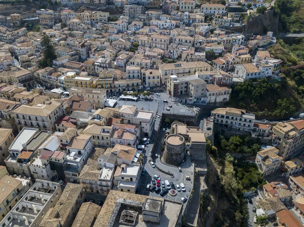 Pizzo Calabro, iskele, kale, hava görünümünü Calabria, turizm İtalya. Panoramik bir küçük kasaba, Pizzo Calabro denizin kenarında. Taş evler. Cliff üzerinde Aragonca kalenin standları