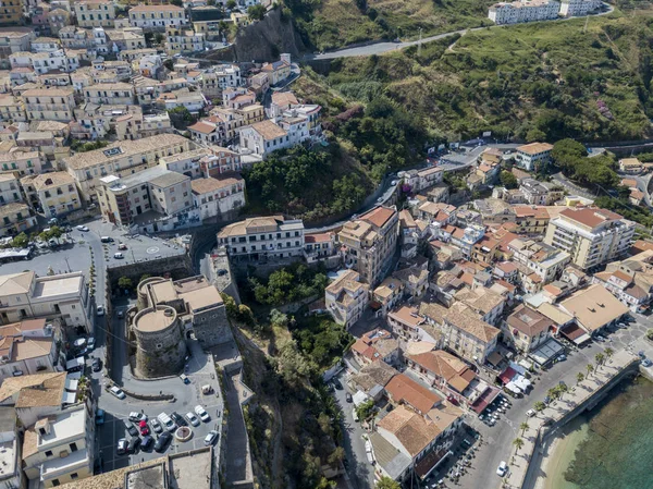 Vista aérea de Pizzo Calabro, muelle, castillo, Calabria, turismo Italia. Vista panorámica de la pequeña ciudad de Pizzo Calabro junto al mar. Casas en la roca. En el acantilado se encuentra el castillo aragonés — Foto de Stock