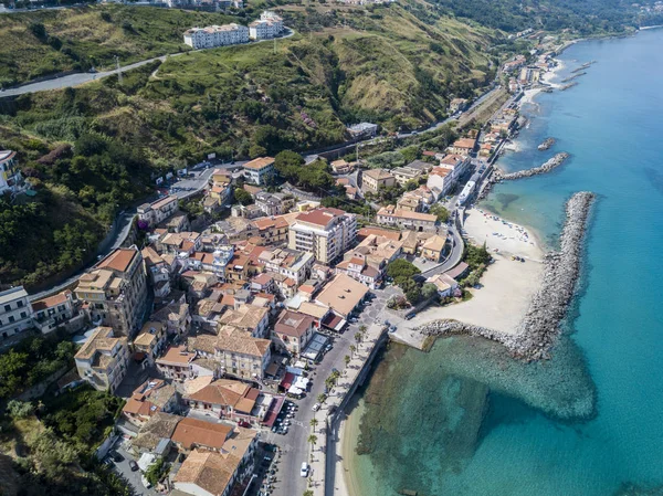 Kano, tekneler ve şemsiye ile bir plaj havadan görünümüdür. Pizzo Calabro, panoramik yukarıdan iskele. Yaz deniz ve Turizm Güney İtalya Calabrian kıyılarında. Calabria, İtalya