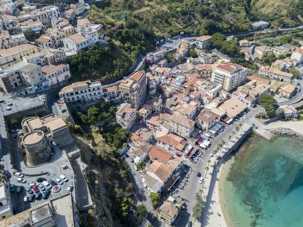 Pizzo Calabro, iskele, kale, hava görünümünü Calabria, turizm İtalya. Panoramik bir küçük kasaba, Pizzo Calabro denizin kenarında. Taş evler. Cliff üzerinde Aragonca kalenin standları