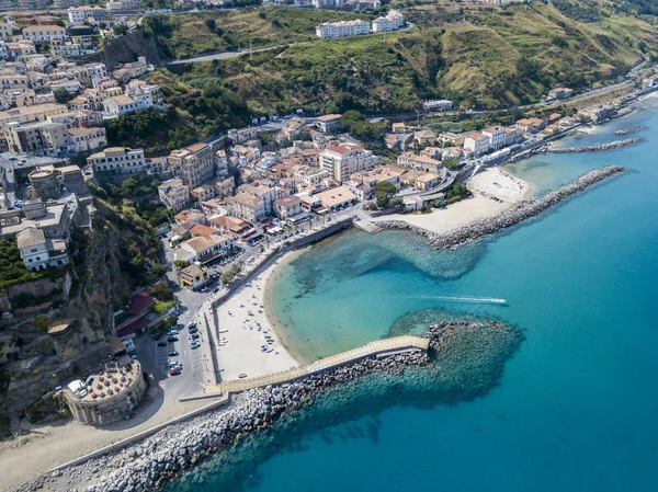 Veduta aerea di una spiaggia con canoe, barche e ombrelloni. Molo di Pizzo Calabro, vista panoramica dall'alto. Mare estivo e turismo sulla costa calabrese del Sud Italia. Calabria, Italia — Foto Stock