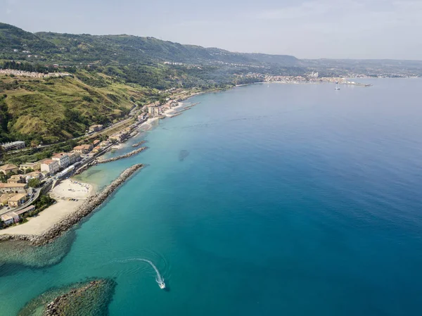 Kano, tekneler ve şemsiye ile bir plaj havadan görünümüdür. Pizzo Calabro, panoramik yukarıdan iskele. Yaz deniz ve Turizm Güney İtalya Calabrian kıyılarında. Calabria, İtalya