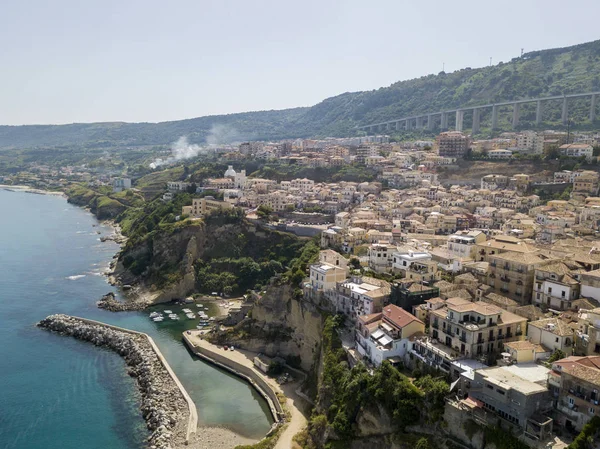 A légi felvétel a Pizzo Calabro, Calabria, Olaszország. Családi házak, a rock, a kikötő és a mólón, a lehorgonyzott hajók. — Stock Fotó