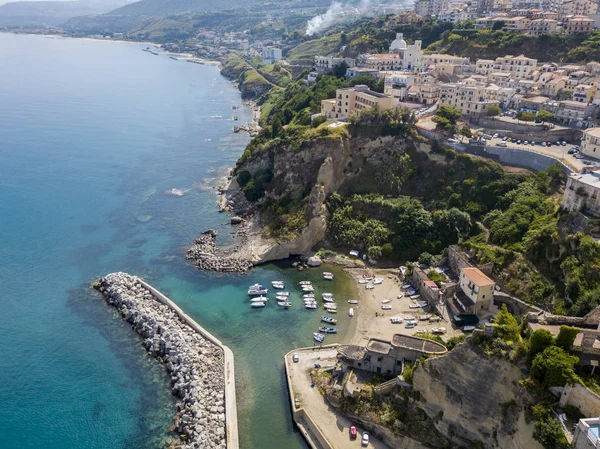 Luchtfoto van Pizzo Calabro, Calabrië, Italië. Huizen op rock, de haven en de pier met aangemeerde schepen. — Stockfoto