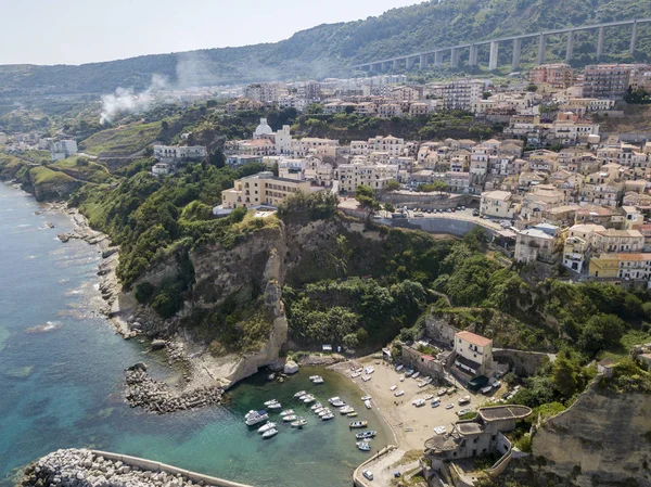 Veduta aerea di Pizzo Calabro, Calabria, Italia. Case su roccia, porto e molo con barche ormeggiate . — Foto Stock
