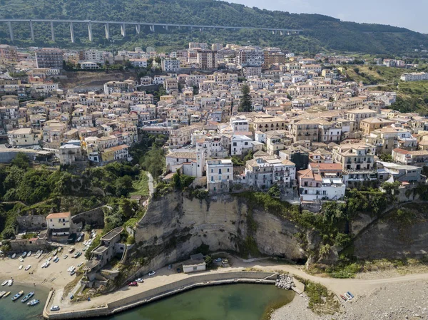 Luchtfoto van Pizzo Calabro, Calabrië, Italië. Huizen op rock, de haven en de pier met aangemeerde schepen. — Stockfoto