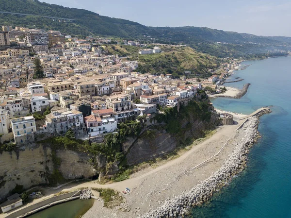 Veduta aerea di Pizzo Calabro, Calabria, Italia. Case su roccia, porto e molo con barche ormeggiate . — Foto Stock
