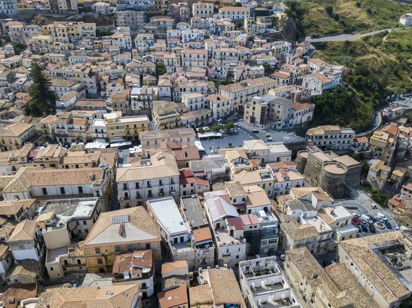 Vista aérea de Pizzo Calabro, muelle, castillo, Calabria, turismo Italia. Vista panorámica de la pequeña ciudad de Pizzo Calabro junto al mar. Casas en la roca. En el acantilado se encuentra el castillo aragonés — Foto de Stock