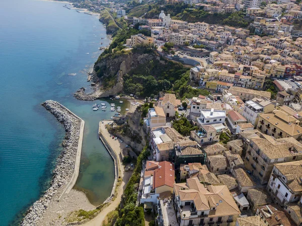 Veduta aerea di Pizzo Calabro, Calabria, Italia. Case su roccia, porto e molo con barche ormeggiate . — Foto Stock