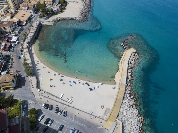 Kano, tekneler ve şemsiye ile bir plaj havadan görünümüdür. Pizzo Calabro, panoramik yukarıdan iskele. Yaz deniz ve Turizm Güney İtalya Calabrian kıyılarında. Calabria, İtalya