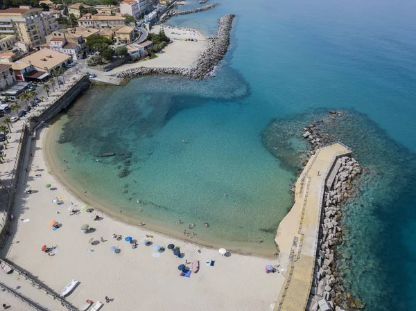 Vue aérienne d'une plage avec canots, bateaux et parasols. Masse de Pizzo Calabro, vue panoramique d'en haut. Mer d'été et tourisme sur la côte calabrais du sud de l'Italie. Calabre, Italie — Photo