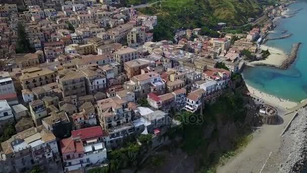 Luftaufnahme von pizzo calabro, pier, burg, kalabrien, tourismus italien. Panoramablick auf die kleine Stadt Pizzo Calabro am Meer. Häuser auf dem Felsen. Auf der Klippe erhebt sich das Aragoneser Schloss — Stockvideo