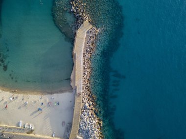 Bir plaj ve İskele Kano, tekneler ve şemsiye ile hava görünümünü. Pizzo Calabro, Calabria, İtalya