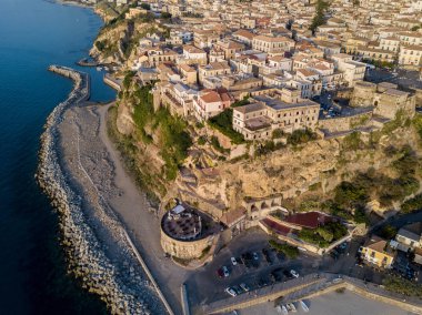 Pizzo Calabro, iskele, kale, hava görünümünü Calabria, turizm İtalya. Panoramik bir küçük kasaba, Pizzo Calabro denizin kenarında. Taş evler. Cliff üzerinde Aragonca kalenin standları