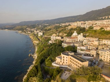 Pizzo Calabro günbatımı, Calabria, İtalya Hava görünümünü. Rock denizden gördüm evler