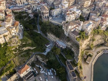 Havadan görünümü Pizzo Calabro, Calabria, İtalya. Rock, liman ve İskele demirli deniz araçları ile evler